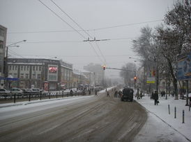 Blick auf eine verschneite Hauptstraße.