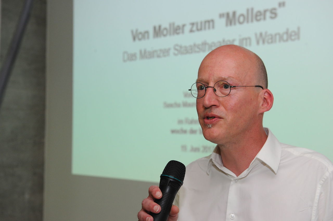 Theaterwissenschaftler Sascha Salzig beim Sprechen.