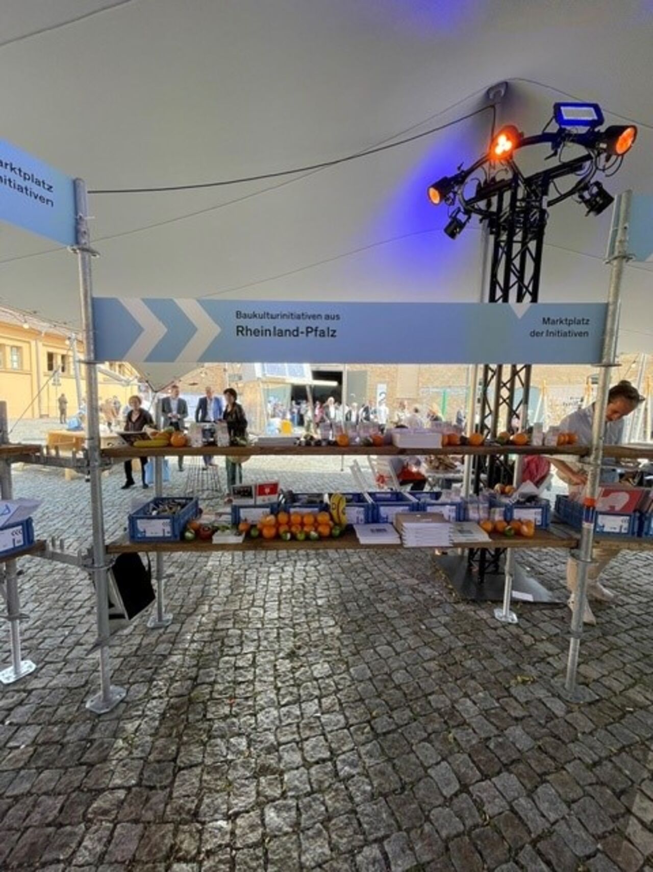 Foto: Dr. Christoph H. Nuehlen Marktplatz der Initiativen. Baukulturinitiativen aus Rheinland-Pfalz präsentierten ihre Projekte und luden zum Austausch ein.