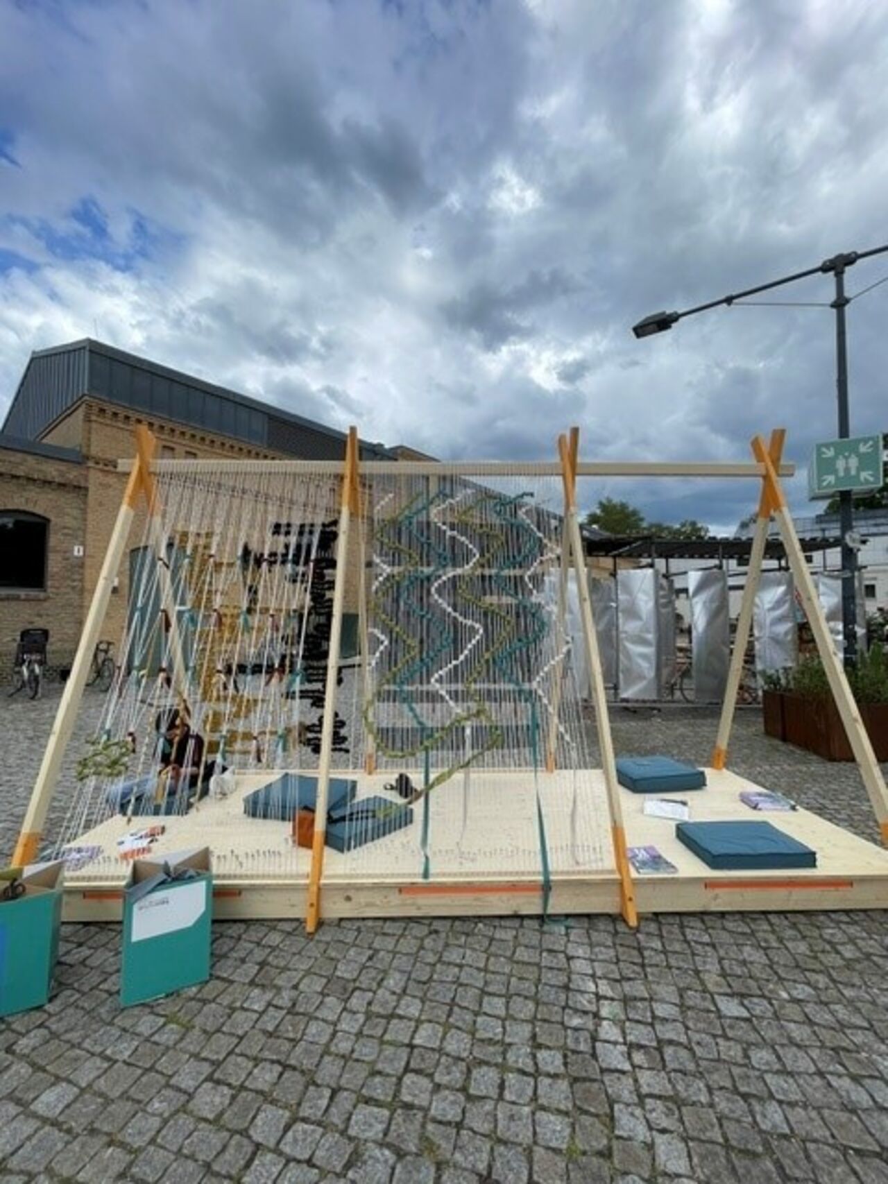 Foto: Dr. Christoph H. Nuehlen Textile Installation im Außenbereich des Konvents. Die Arbeit verbindet Handwerk, Gestaltung und Beteiligung.