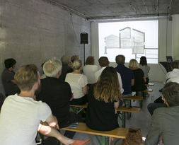 Zuhörer beim Vortrag der DFZ-Architekten