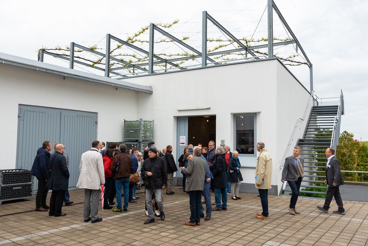 eine gruppe von ca. 20 Perosnen im Hof