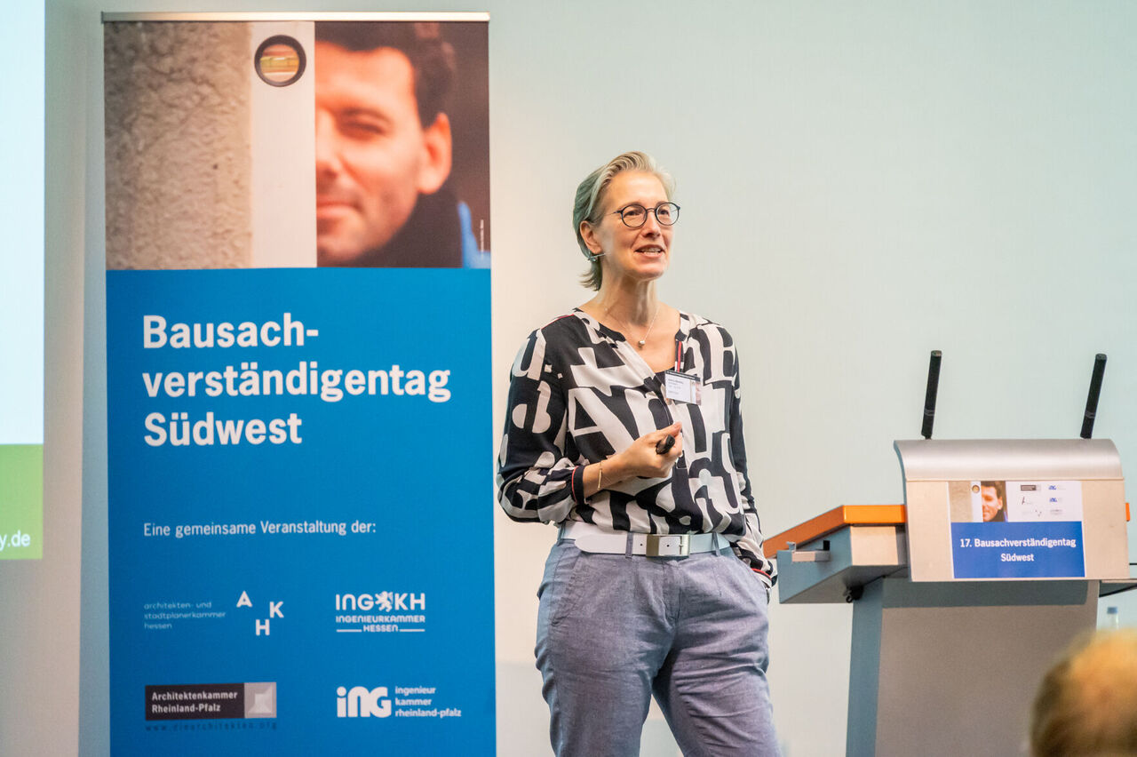 Nadine Metlitzky steht neben dem Rednerpult bei ihrem Vortrag