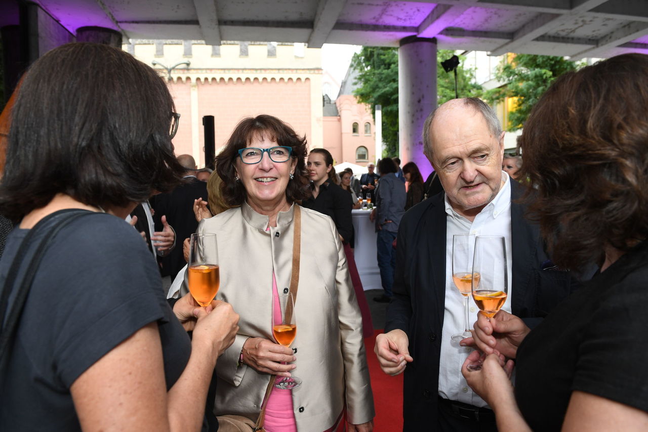 Julia Holzemer-Tabor,  Begoña Hermann, Professor Gerhard Meerwein und Ursula Knabe im Gespräch