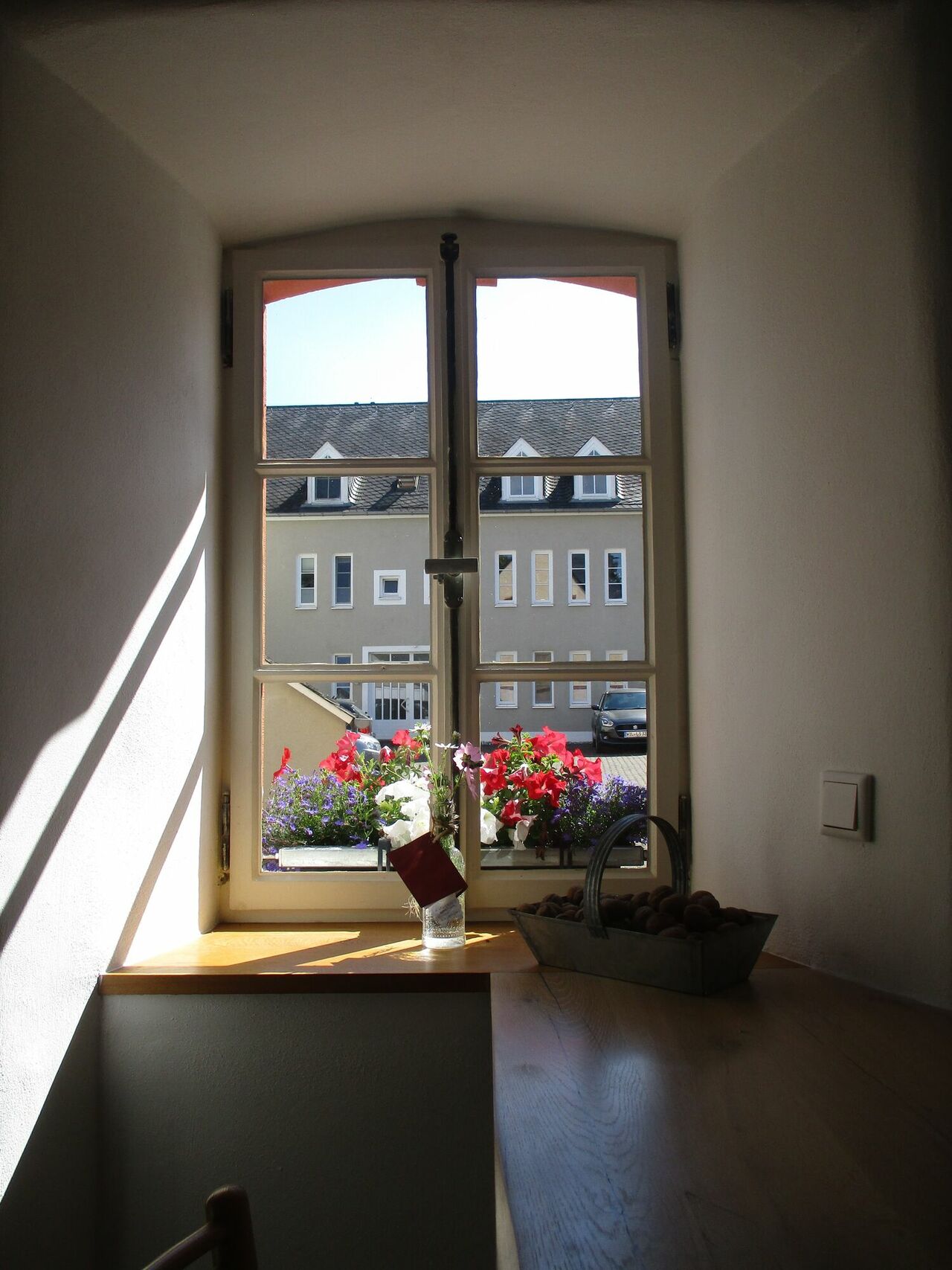 Blick aus dem Fenster eines alten Bauernhauses mit Sprossenverglasung