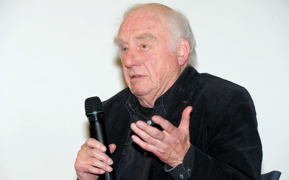Günter Kleinjohann spricht in einem Mikrofon.