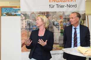 Doris Ahnen und Alexander Rychter bei der Begrüßung im Bürgerhaus.