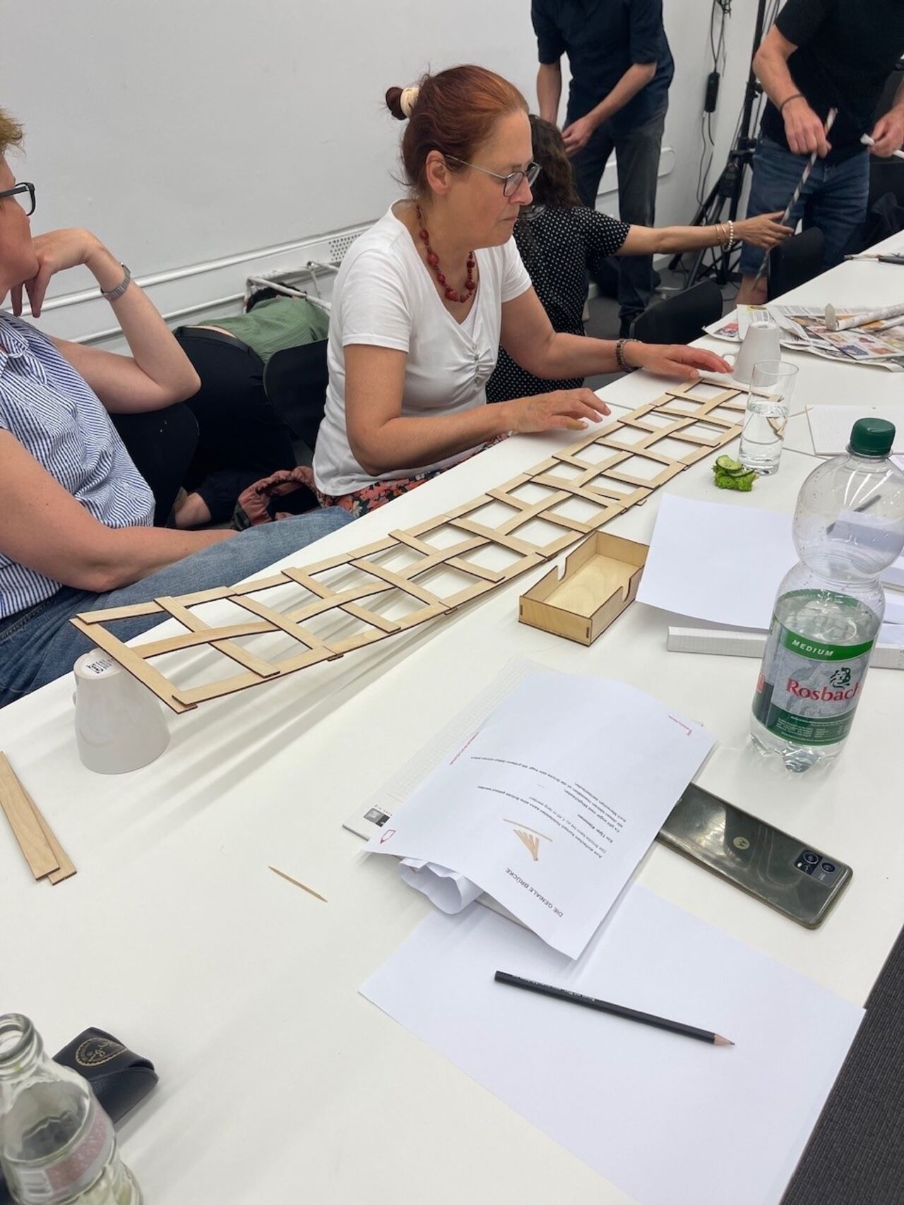 Aus Holzleisten entsteht ein großformatiges Brückenmodell.