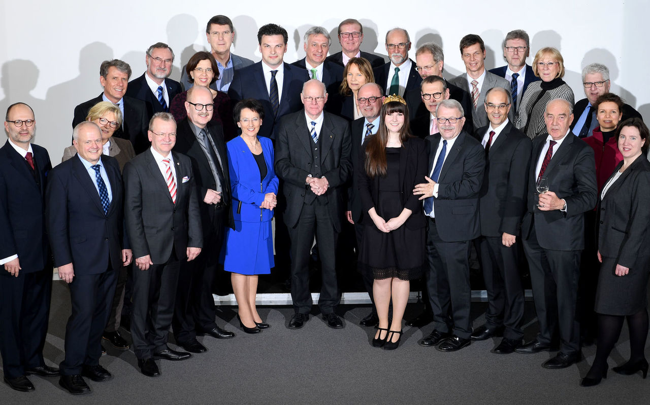 Gruppenbild mit Damen und Weinprinzessin Katja Hattemer