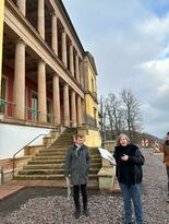 Frau Stolle und Herr Mrosek vor der Treppe, die zum Eingang der Villa Ludwigshöhe hinaufführt.