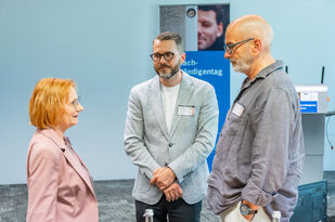 Sabine Hahn, Georg Stein und Horst Schmid stehen zusammen im Gespräch