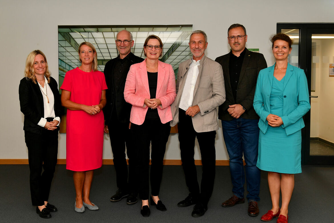 Barbara Reinert-Benedyczuk, Elke Schott (beide Abteilungsleiterinnen im Bildungsministerium), Vize- präsident Joachim Becker, Bildungsministerin Dr. Stefanie Hubig, Präsident Joachim Rind, Sven-Oliver Schneider, Referent im Bildungsministerium, Hauptgeschäftsführerin Dr. Elena Wiezorek