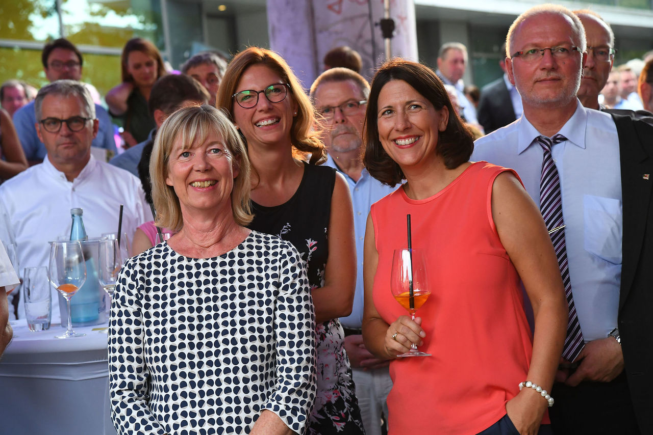 Architekt Uwe Knauth, Vorstandsmitglied der Architektenkammer Rheinland-Pfalz, Bau- und Finanzministerin Doris Ahnen, Sabine Bätzing-Lichtenthäler, Ministerin für Soziales, Arbeit, Gesundheit und Demografie des Landes Rheinland-Pfalz, Rechtsanwalt Valentin Fett, Staat, Staatssekretärin im Ministerium für Wirtschaft, Verkehr, Landwirtschaft und Weinbau (v.l.n.r.) 