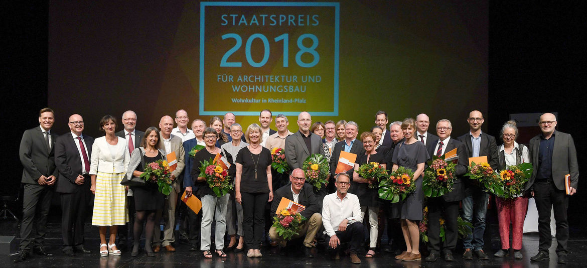 Die Preisträger mit den Auslobern auf der Bühne im Staatstheater Mainz