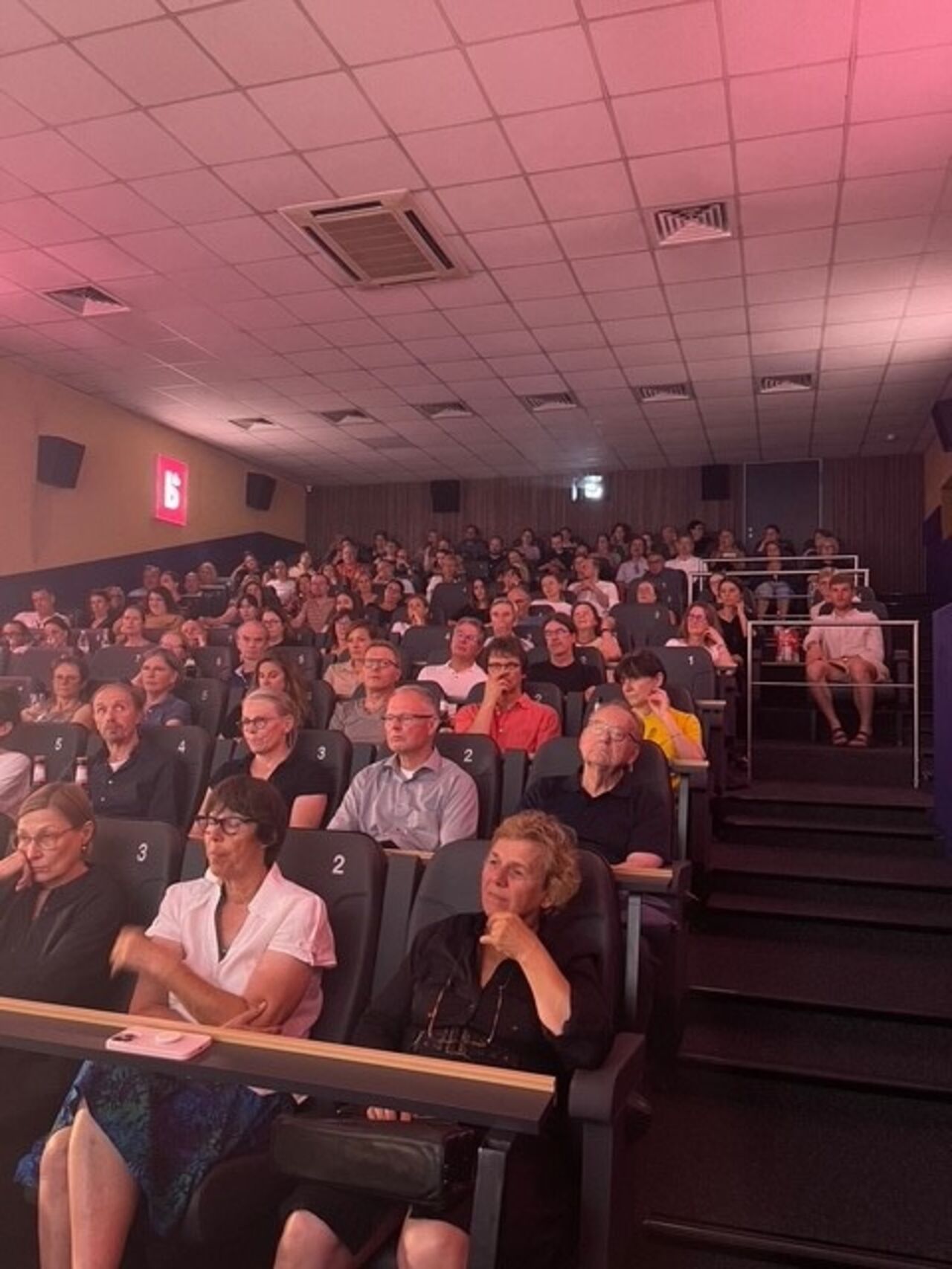 Ausverkaufter Kinosaal beim Screening von "E.1027 - Eileen Gray und das Haus am Meer"