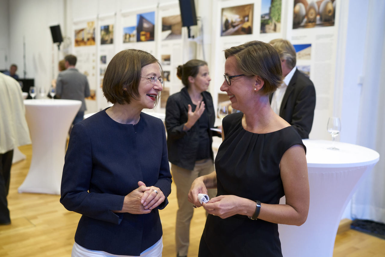 Ministerialdirektorin Monika Fuhr mit Innenarchitektin Carolin Seegmüller
