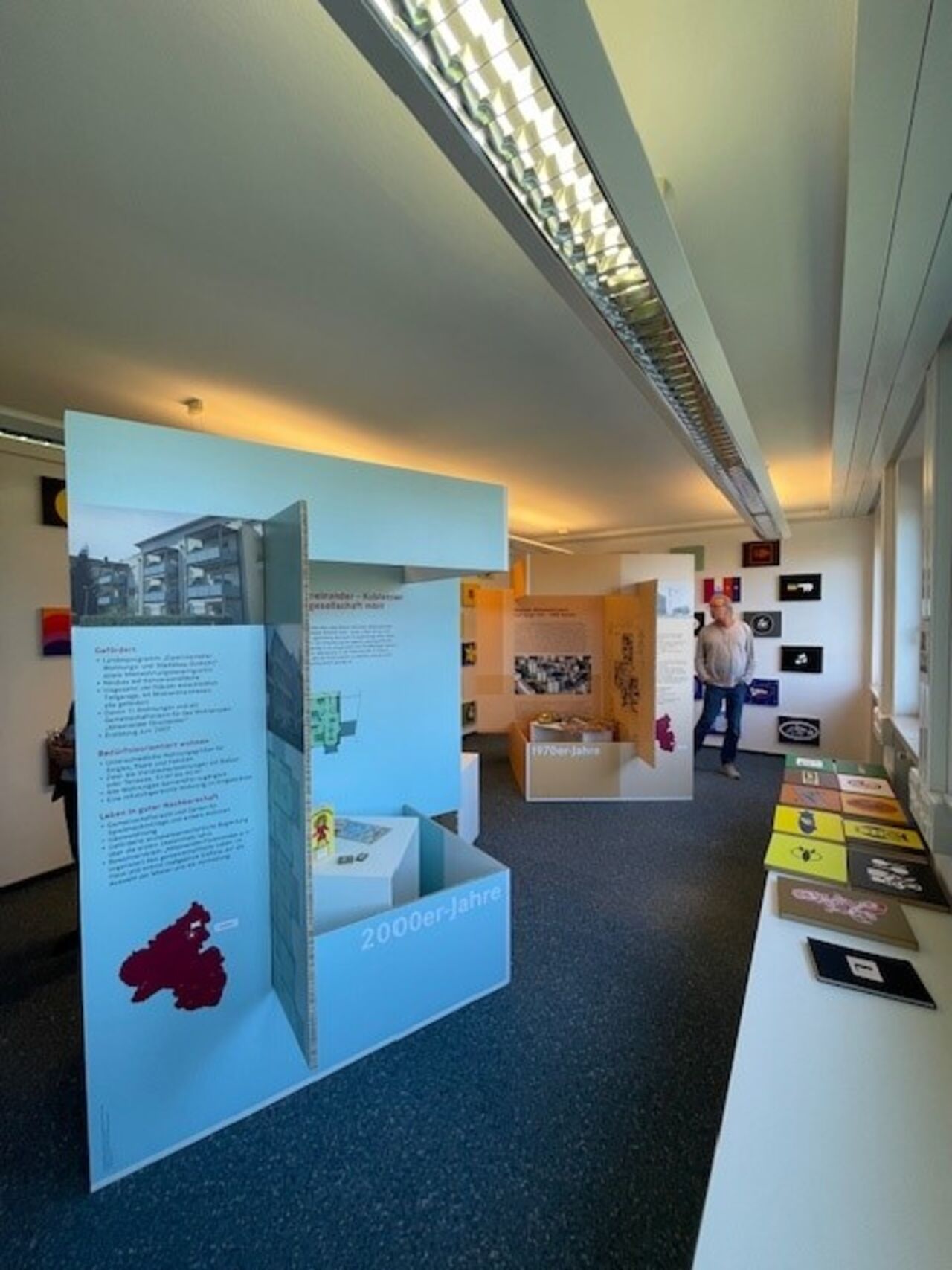Ausstellung zur Geschichte der Wohnraumförderung mit Infowänden im Raum