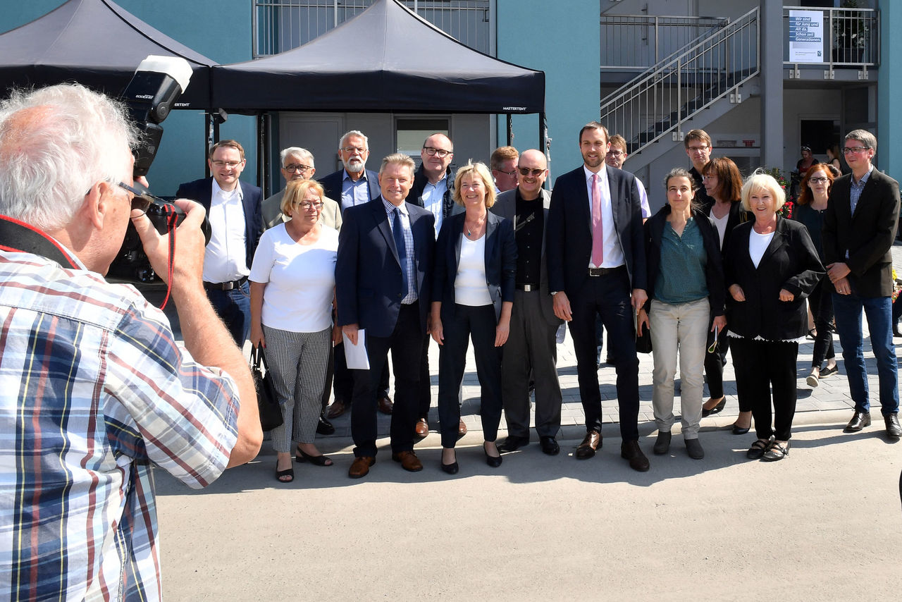 Fotograf beim Gruppenfoto aller Teilnehmer bei der Mutterstädter Station.