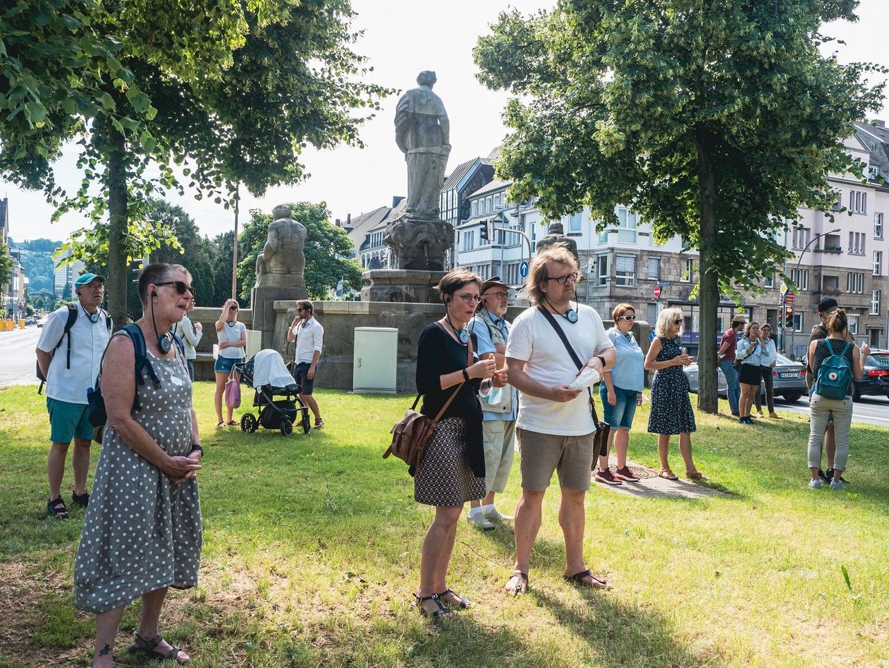 Besuchergruppe auf dem Grünsteifen.