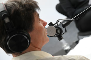 Herbert Hofer am Mikrophon während der Aufnahme zur dritten Folge des Podcasts "Kreislaufwirtschaft"