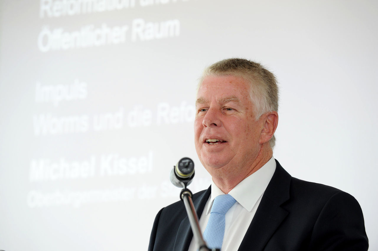 Oberbürgermeister der Stadt Worms Michael Kissel schilderte, wie wichtig und auch konfliktreich städtebauliche Entscheidungen sind und führte in die baulichen Zeugnisse der Reformation in Worms ein.