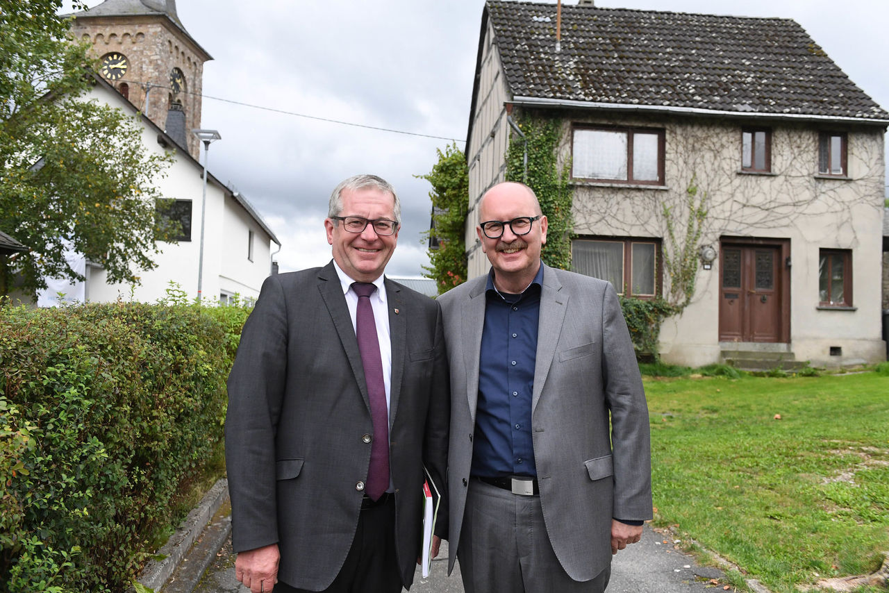 Hans-Josef Bracht, MdL/Vizepräsident des Landtages (CDU) und Gerold Reker vor dem Kirchturm.