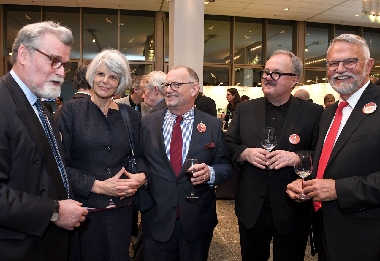 Justizminister Mertin mit Brigitte Wonneberger, Dr. Coridaß und den Architekten Mann und Böhme