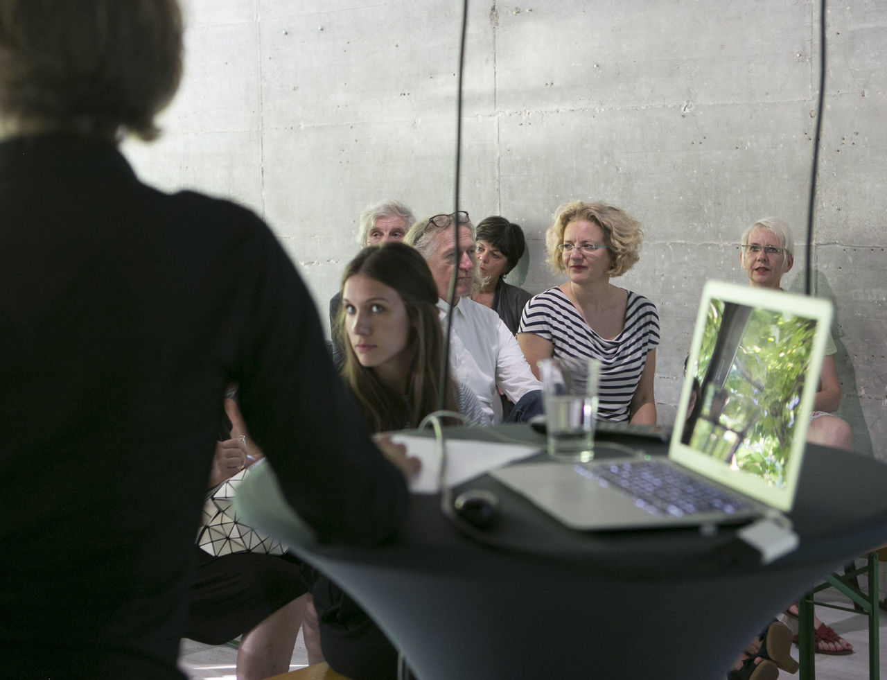 Zuhörer und Sprecher beim Vortrag "DFZ-Architekten".