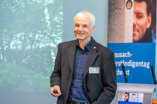 Prof. Zöller steht vor dem Rednerpult bei seinem Vortrag.