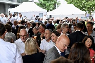 Blick in die Menschenmenge im Außenbereich