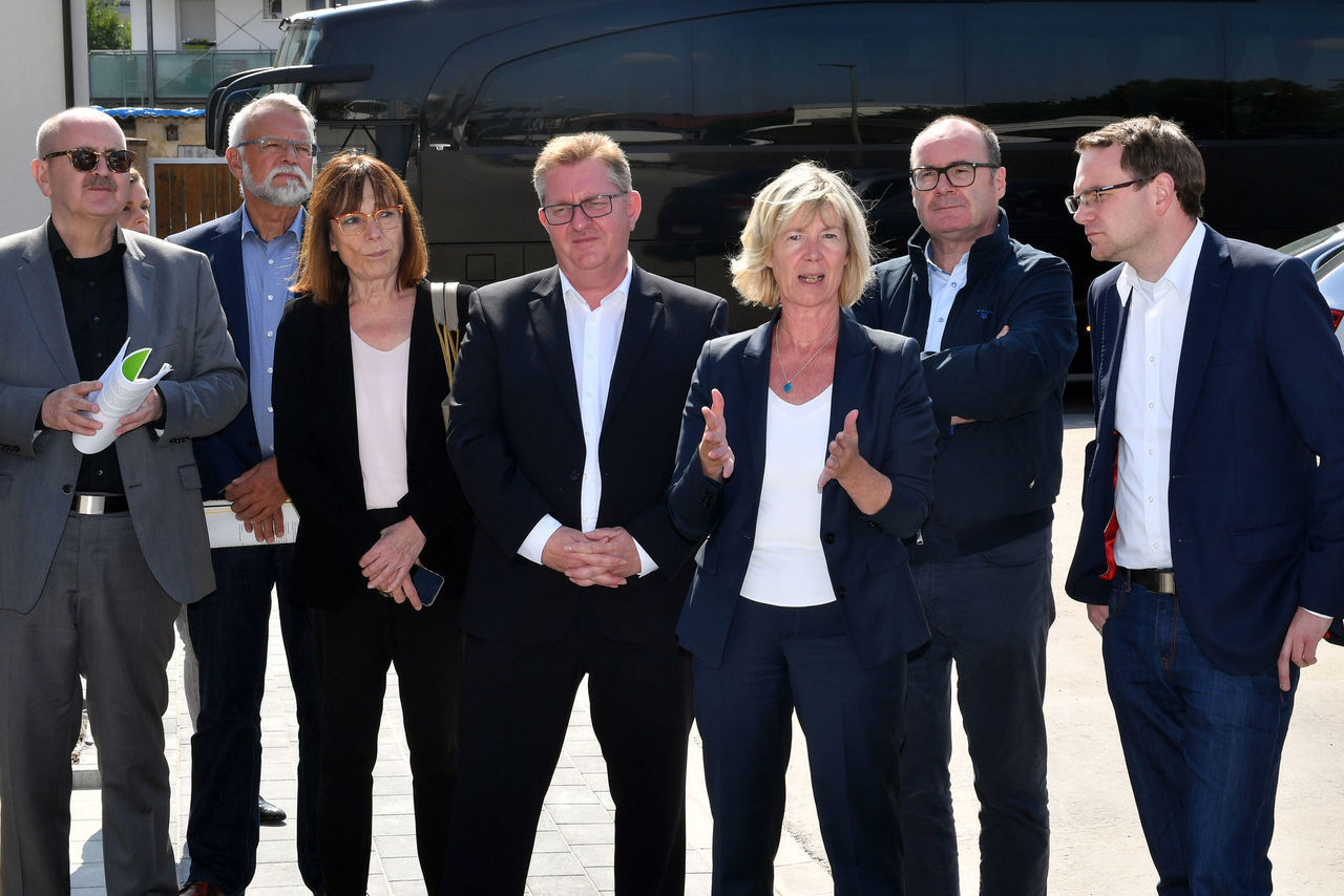 Gruppenfoto der Teilnehmer nun mit Bernhard Kukatzki, 1. Beigeordneter des Kreises (SPD) und Martin Haller, MdL (parlamentarischer Geschäftsführer, SPD).