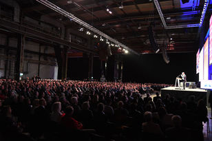 Der Jahresempfang der Wirtschaft fand nicht wie üblich in der Rheingoldhalle, sondern in der Halle 45 statt