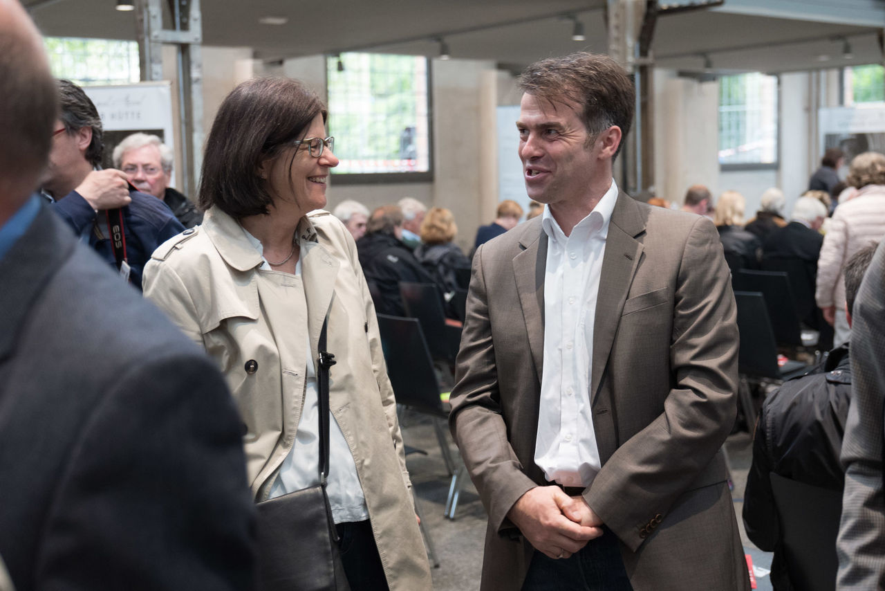 Vier Teilnehmer im Gespräch in der Krupp'schen Halle