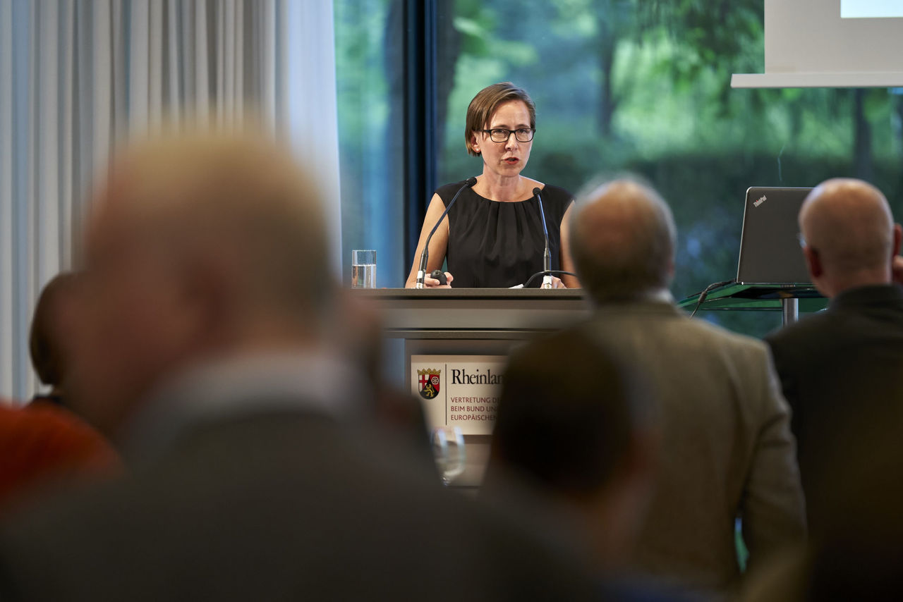 Innenarchitektin Carolin Seegmüller von der Werkgemeinschaft Landau stellt Ihr Projekt in Heuchelheim-Klingen vor: Weingut Karl-Heinz und Andreas Meyer GbR