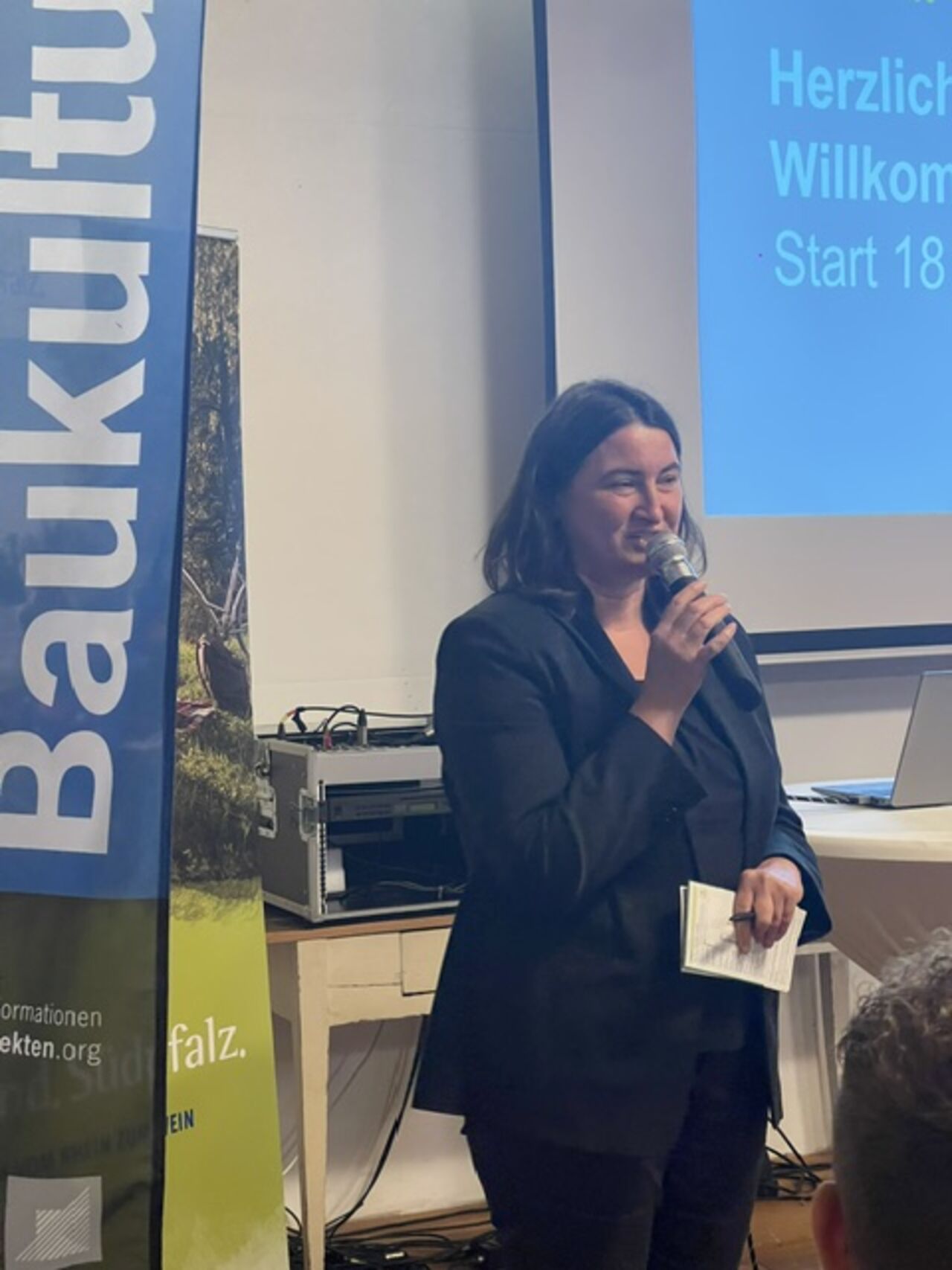 Foto: Dr. Christoph H. Nuehlen Vorstandsmitglied der Architektenkammer Rheinland-Pfalz, Eva Holdenried, moderiert den Veranstaltungsabend.