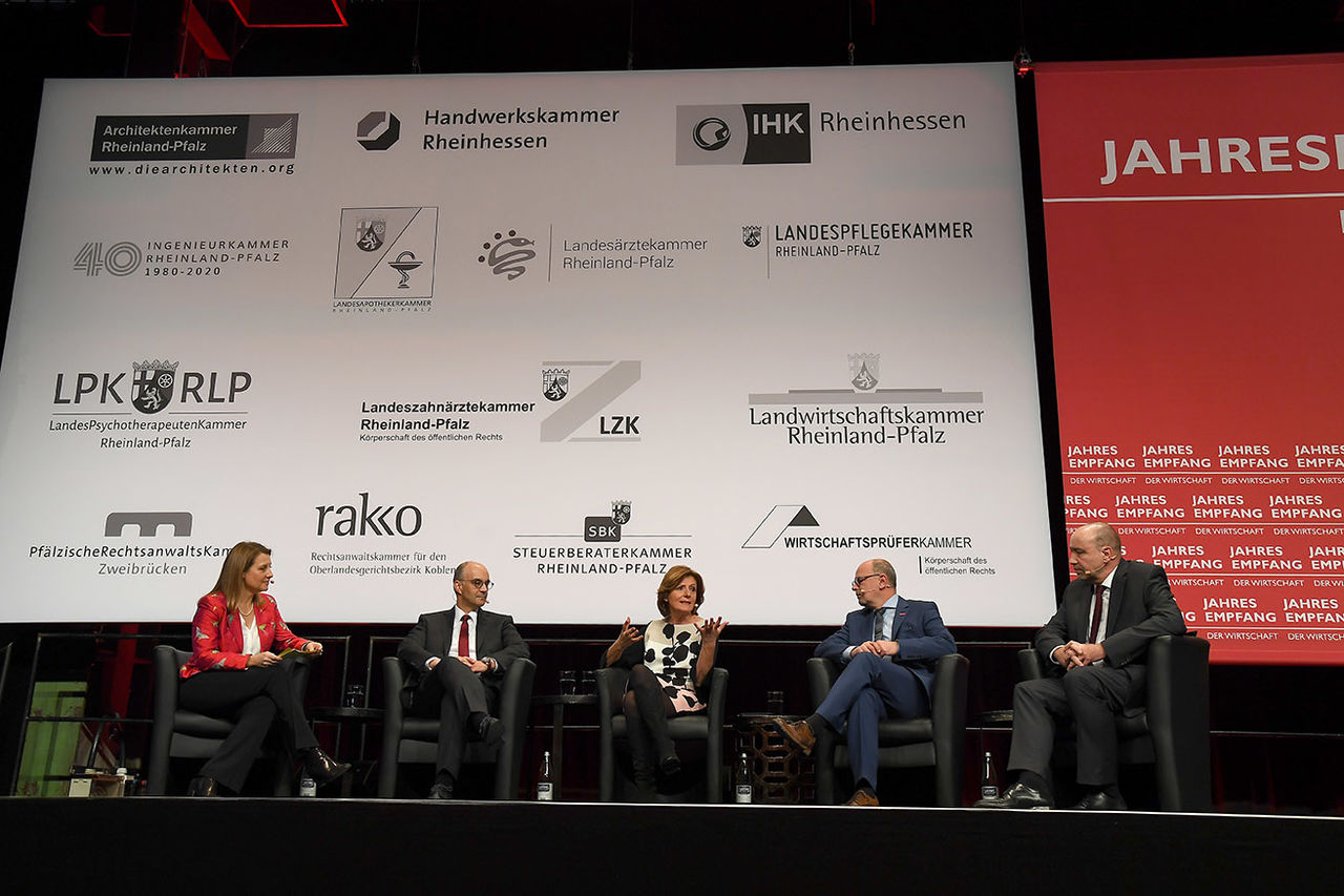 Podiumsdiskussion mit Patricia Küll (Moderation), Dr. Markus Mai von der Landespflegekammer, Malu Dreyer, Ministerpräsidentin des Landes Rheinland-Pfalz, Handwerkskammer-Präsident Hans-Jörg Friese und Justizrat Thomas Seither, Präsident der Pfälzischen Rechtsanwaltskammer Zweibrücken