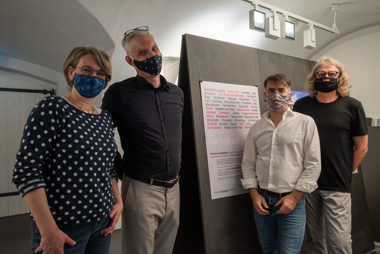 Teammitglieder Kammergruppe 2 der Architektenkammer Rheinland-Pfalz im Schaufenster Baukultur Koblenz mit Mund-Nasen-Schutz.