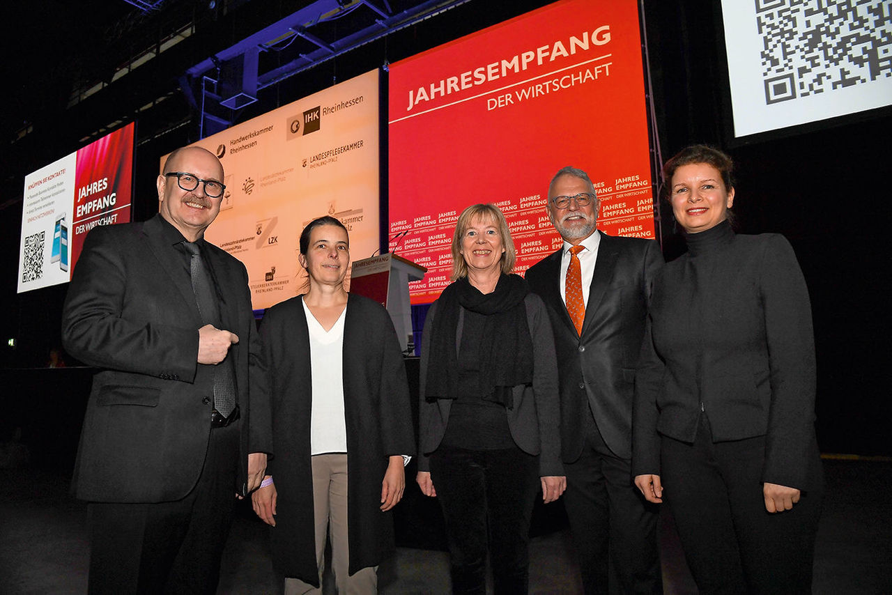 Bauministerin Doris Ahnen (Mitte) mit Kammerpräsident Gerold Reker, Vizepräsidentin Edda Kurz, Vizepräsident Frank Böhme und AKRP-Hauptgeschäftsführerin Dr. Elena Wiezorek