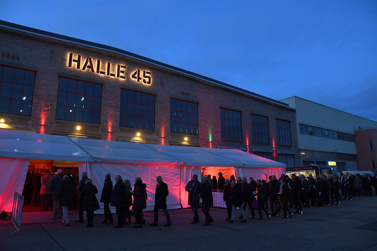 Der Jahresempfang der Wirtschaft fand nach der Premiere im Vorjahr wieder in der Halle 45 in Mainz statt. 