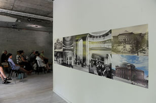 Blick auf die Wand mit dem großformatigen Poster, als Collage mit Fotos des Mainzer Staatstheaters aus unterschiedlichen Zeiten.