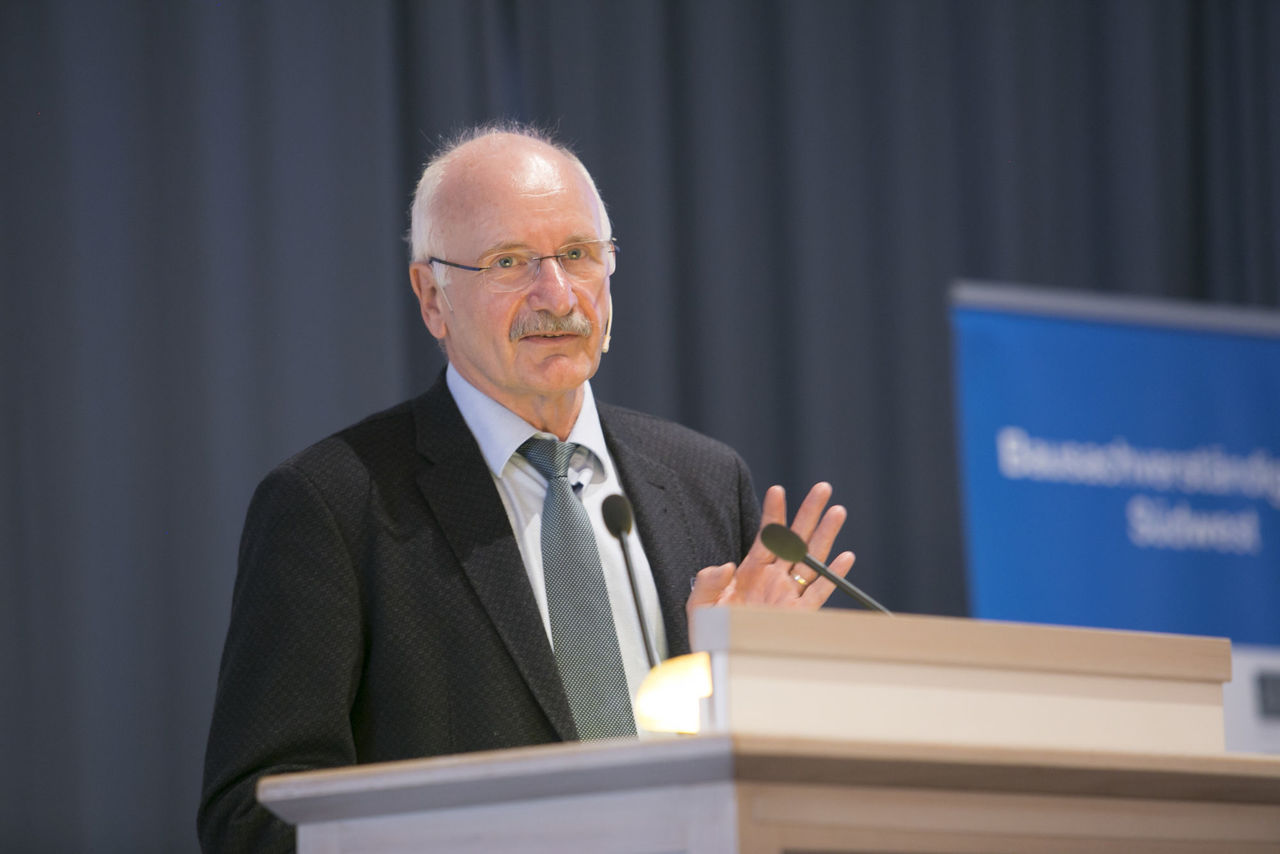 Paul Blaschke, Vorsitzender Richter am Landgericht Mainz a.D. am Rednerpult