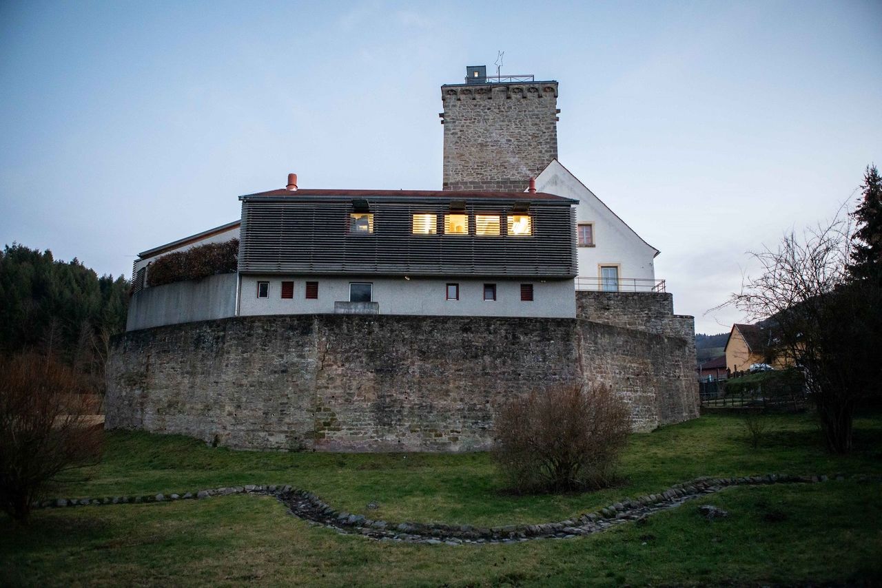 Ganze Ansicht der Burg von der geschlossenen Seite mit Burgmauer.