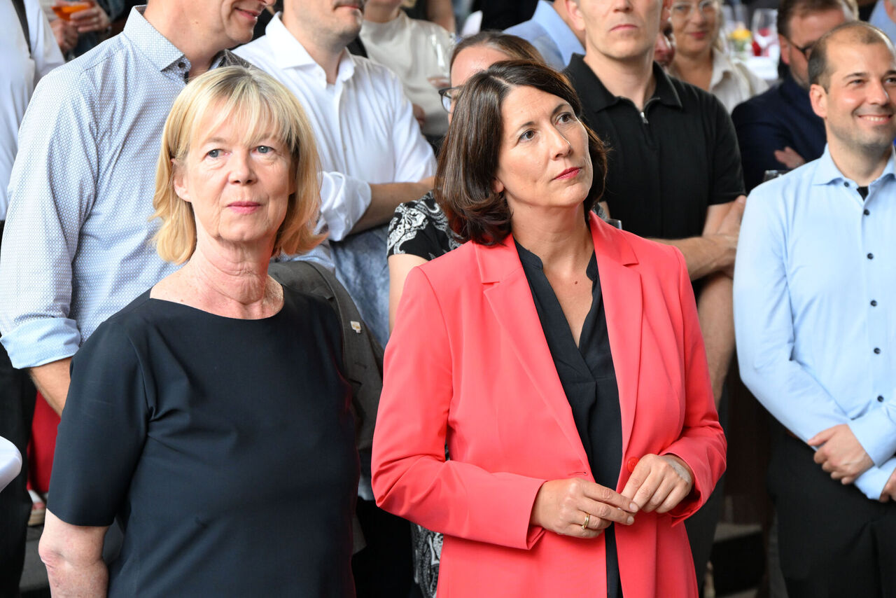 die beiden Politikerinnen vor weiteren Gästen