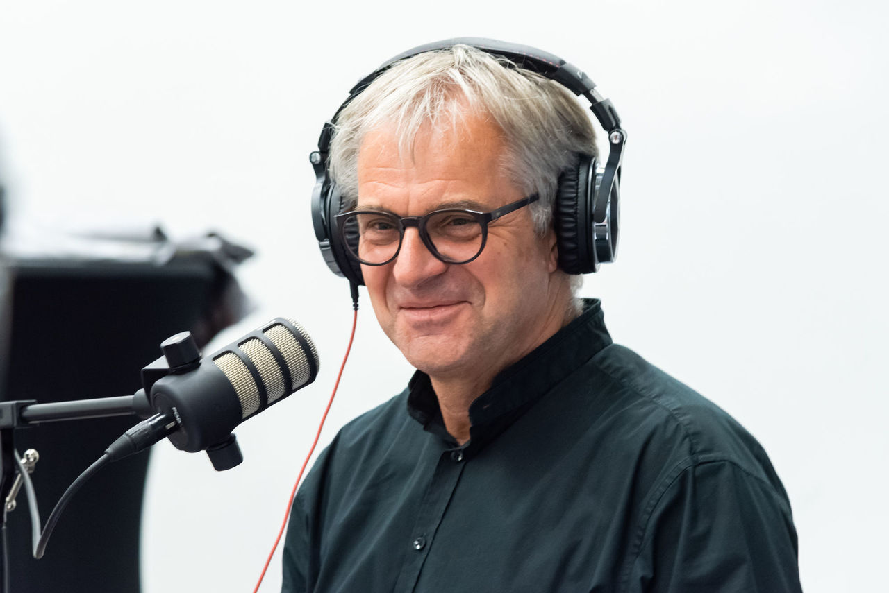 Vorstandsmitglied Uwe Knauth am Podcast-Aufnahme-Audio-Mikrofon