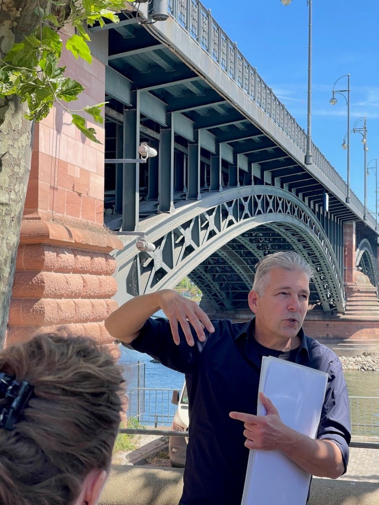 Die Theodor-Heuss-Brücke als Anschauungsobjekt: Vor Ort werden Tragwerk, Material und Konstruktion sichtbar.