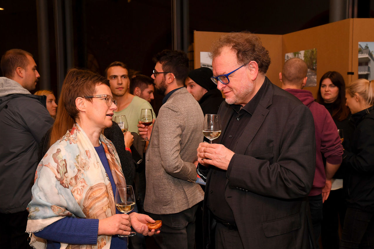 v.l.n.r. Ellen Löchner, Museumspädagogin am Landesmuseum Mainz und Thomas Metz, Generaldirektor der GDKE. Neben BDA, Architektenkammer, Zentrum Baukultur und Ministerium der Finanzen war die GDKE Partnerin bei der Ausstellung "Neue Standards - X Thesen zum Wohnen" im Landesmuseum