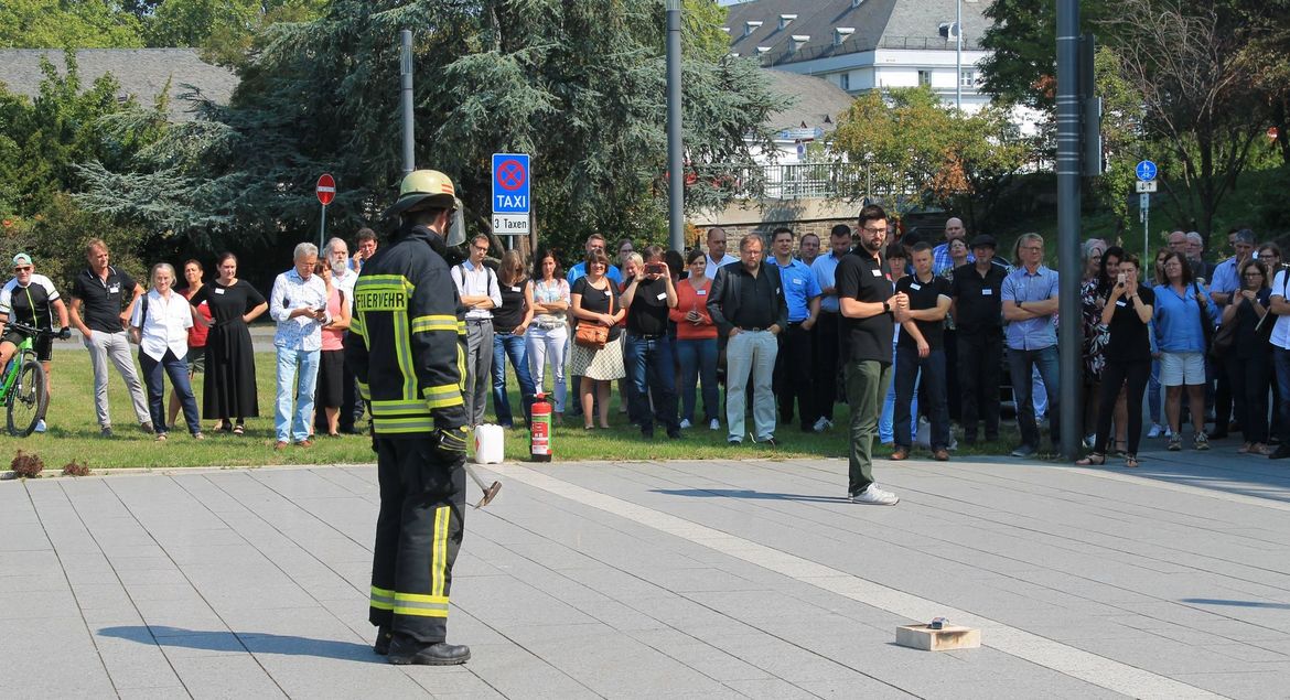 Wie Lithium-Ionen-Akkus im Brandfall reagieren, zeigte eine Demonstration im Freien.