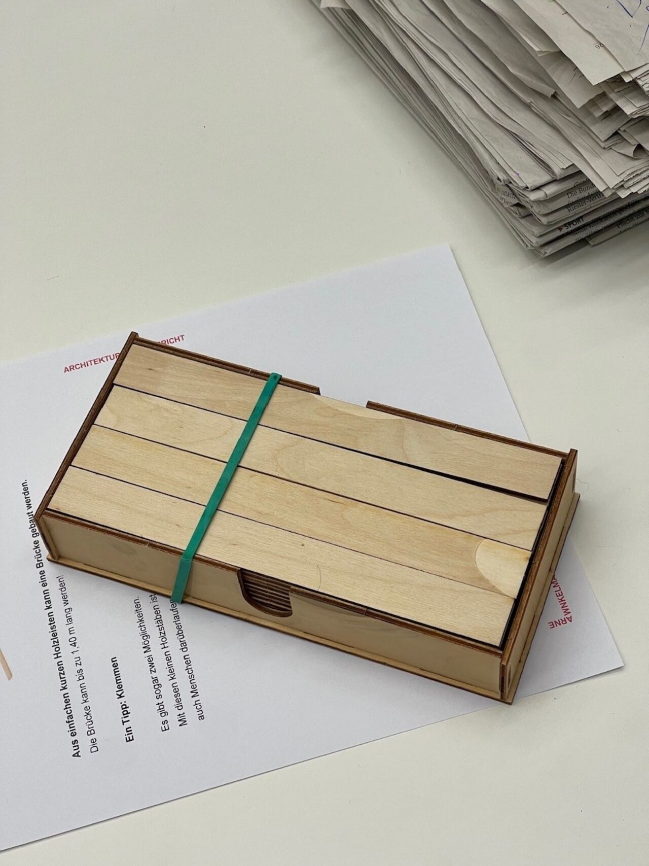 Material für die praktische Übung: Aus einfachen Holzelementen entstehen tragfähige Brückenmodelle.