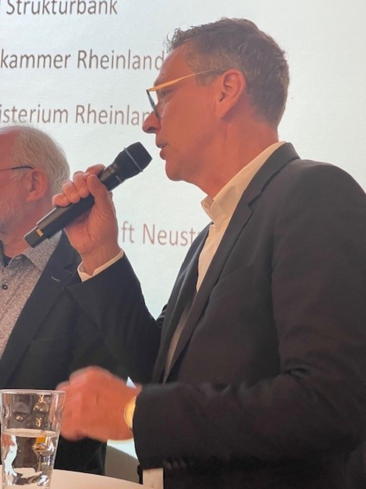 Redner spricht bei Podiumsdiskussion
