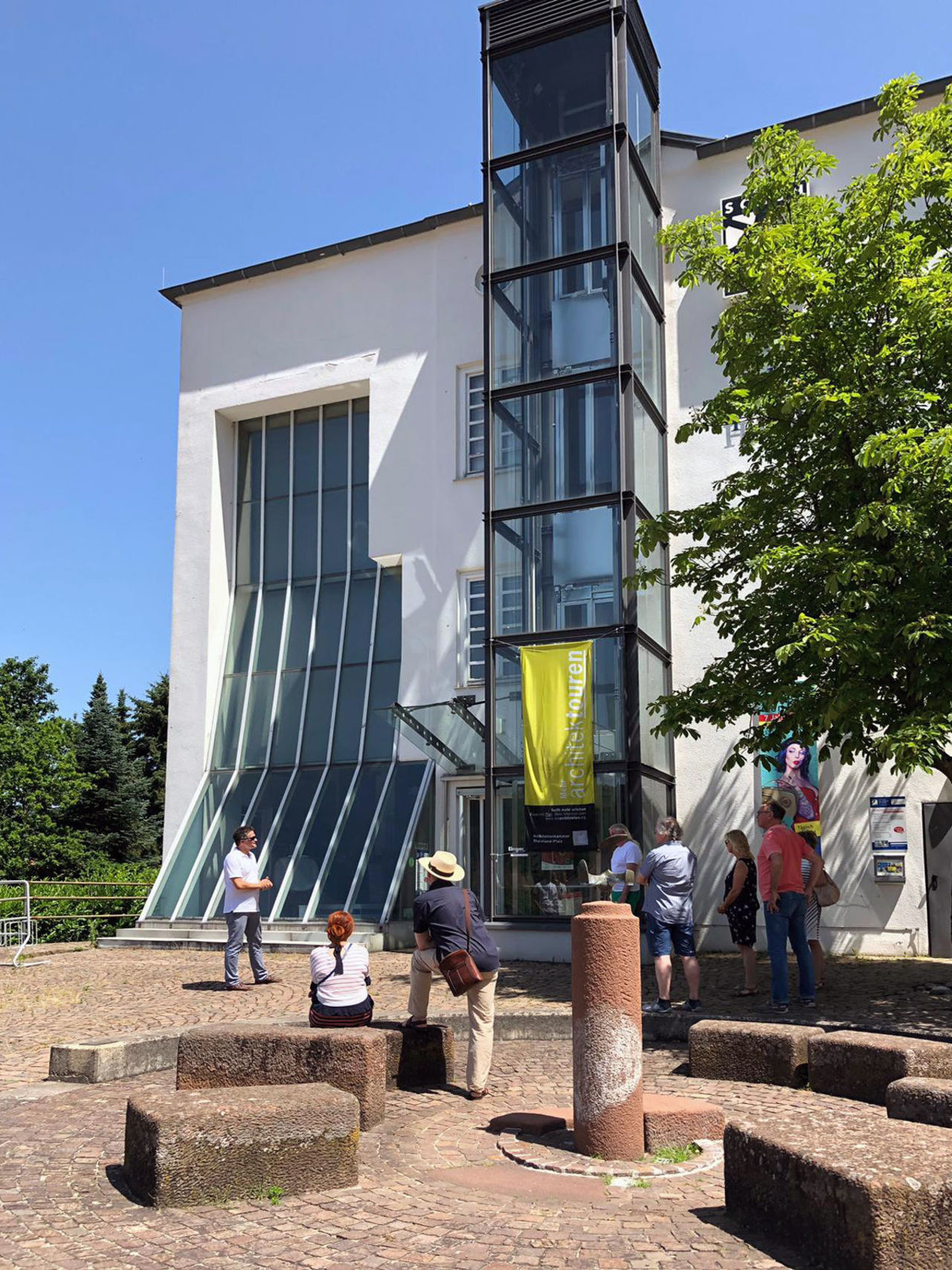 Deutsches Schuhmusuem Giebelwand mit gläsernem Aufzug